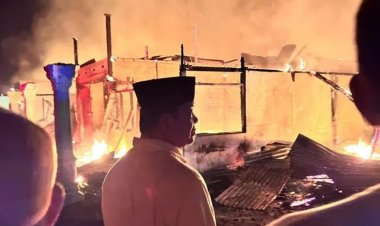 Wakil Bupati Rohul Ikut Padamkan Kebakaran di Pasar Lama, Puluhan Rumah Warga Ludes