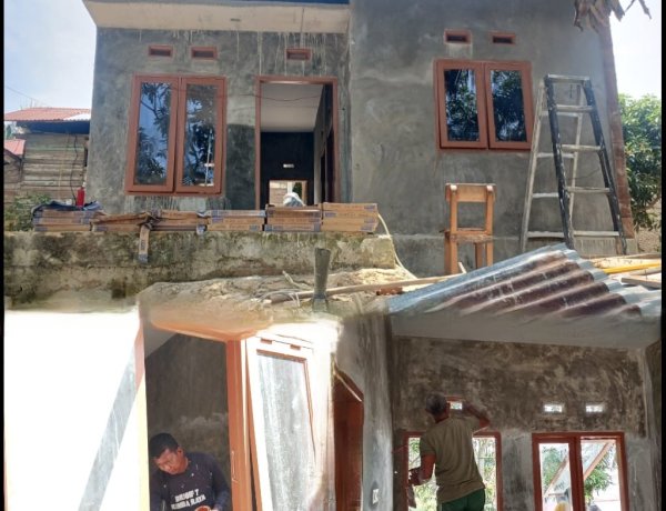 Progres RTLH Capai 83 Persen, TMMD ke-127 Kodim 0301/Pekanbaru Cat Jendela dan Pintu Rumah Yudarfis