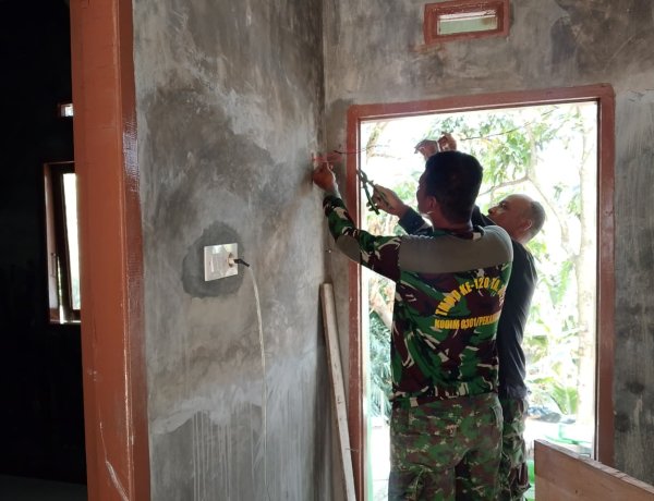 Satgas TMMD ke-127 Kodim 0301/Pekanbaru Pasang Instalasi Listrik RTLH Yudarfis di Sialang Sakti