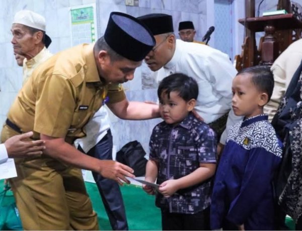 Safari Ramadan di Sungai Tonang, Bupati Kampar Jemput Aspirasi Hingga Berbagi