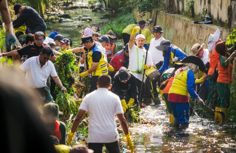 Goro Bersihkan Sungai, Wako Pekanbaru Agung Sukseskan Indonesia ASRI
