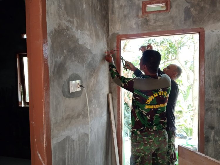 Satgas TMMD ke-127 Kodim 0301/Pekanbaru Pasang Instalasi Listrik RTLH Yudarfis di Sialang Sakti