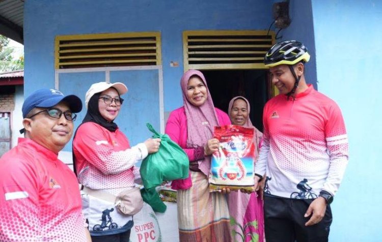 Bersepeda, Bupati dan Wakil Bupati Kampar Salurkan Paket Sembako Untuk Warga Kurang Mampu