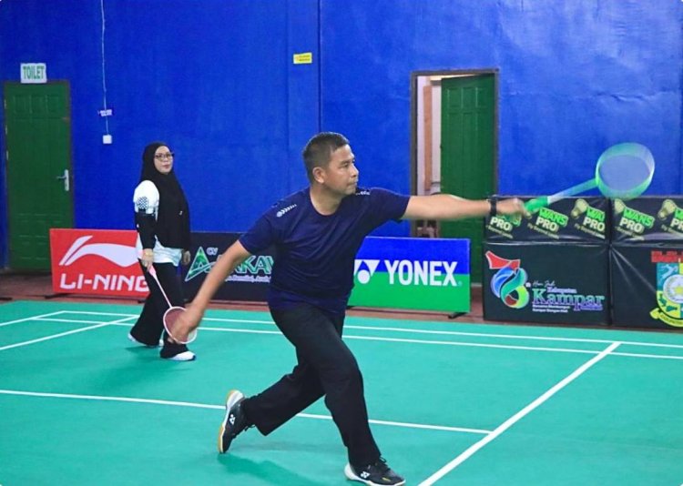 Ditutup Bupati, Kemenag Kampar Juarai Turnamen Badminton HUT Kampar ke-76