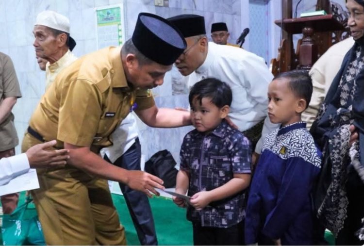 Safari Ramadan di Sungai Tonang, Bupati Kampar Jemput Aspirasi Hingga Berbagi