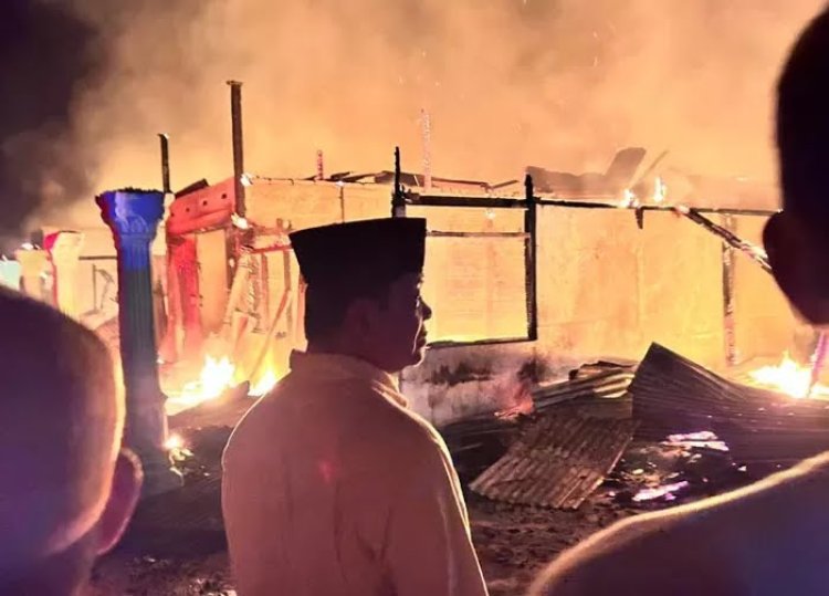 Wakil Bupati Rohul Ikut Padamkan Kebakaran di Pasar Lama, Puluhan Rumah Warga Ludes