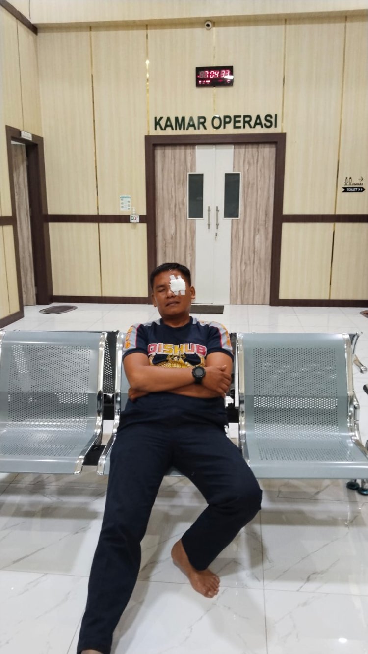 Luka di Tengah Tugas, Petugas Dishub Kuansing Kena Semburan Air Panas Radiator Mobil Mogok