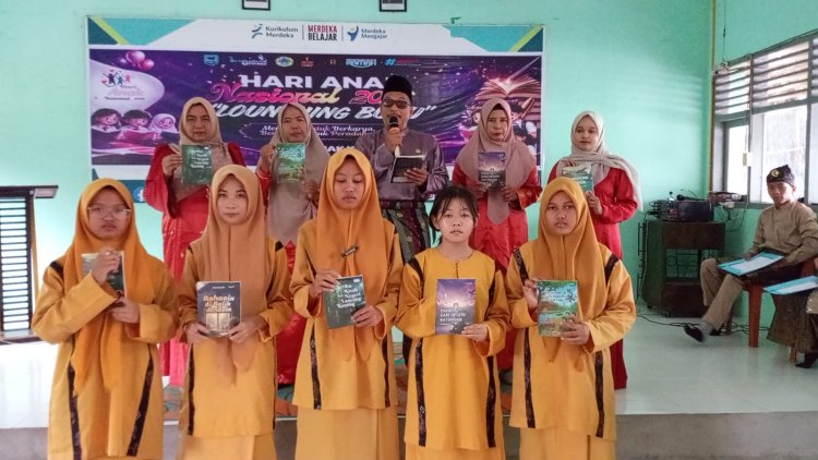 Kado Spesial Hari Anak Nasional, Siswa SMPN 1 Siak Kecil Resmi Rilis 5 Buku Antologi