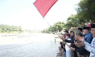 Tepian Ronge Biru Dipadati Ribuan Penonton, Plt Bupati Kuansing Muklisin Lepas Hilir Perdana Pacu Jalur Mini