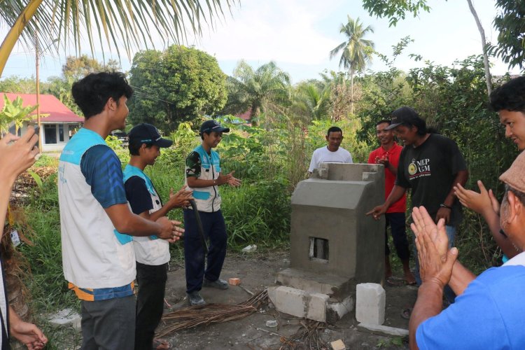 Cegah Karhutla di Kampung Langkai Siak, Tim KKN-PPM UGM Bentala Melayu Bangun Rocket Stove Bersama Masyarakat