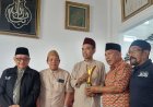 Dheni Kurnia Serahkan JMSI Riau Award 2026, UAS Berikan Buku 40 Hadits, Zikir dan Doa