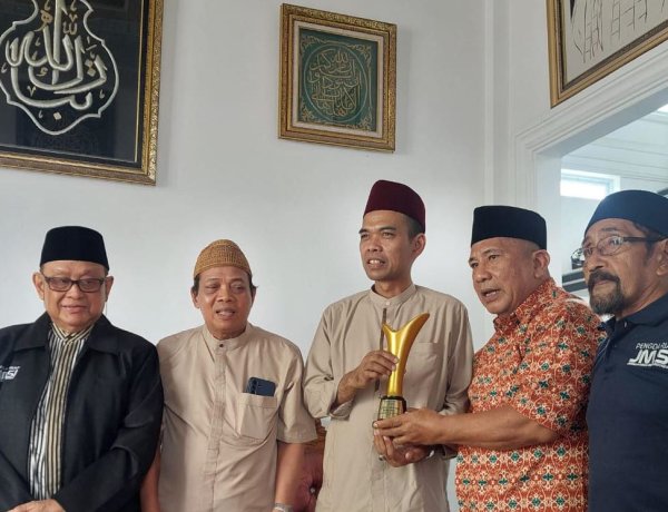 Dheni Kurnia Serahkan JMSI Riau Award 2026, UAS Berikan Buku 40 Hadits, Zikir dan Doa